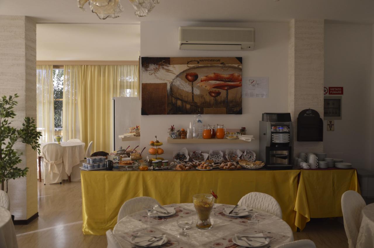 Hotel Fucsia Riccione Bagian luar foto