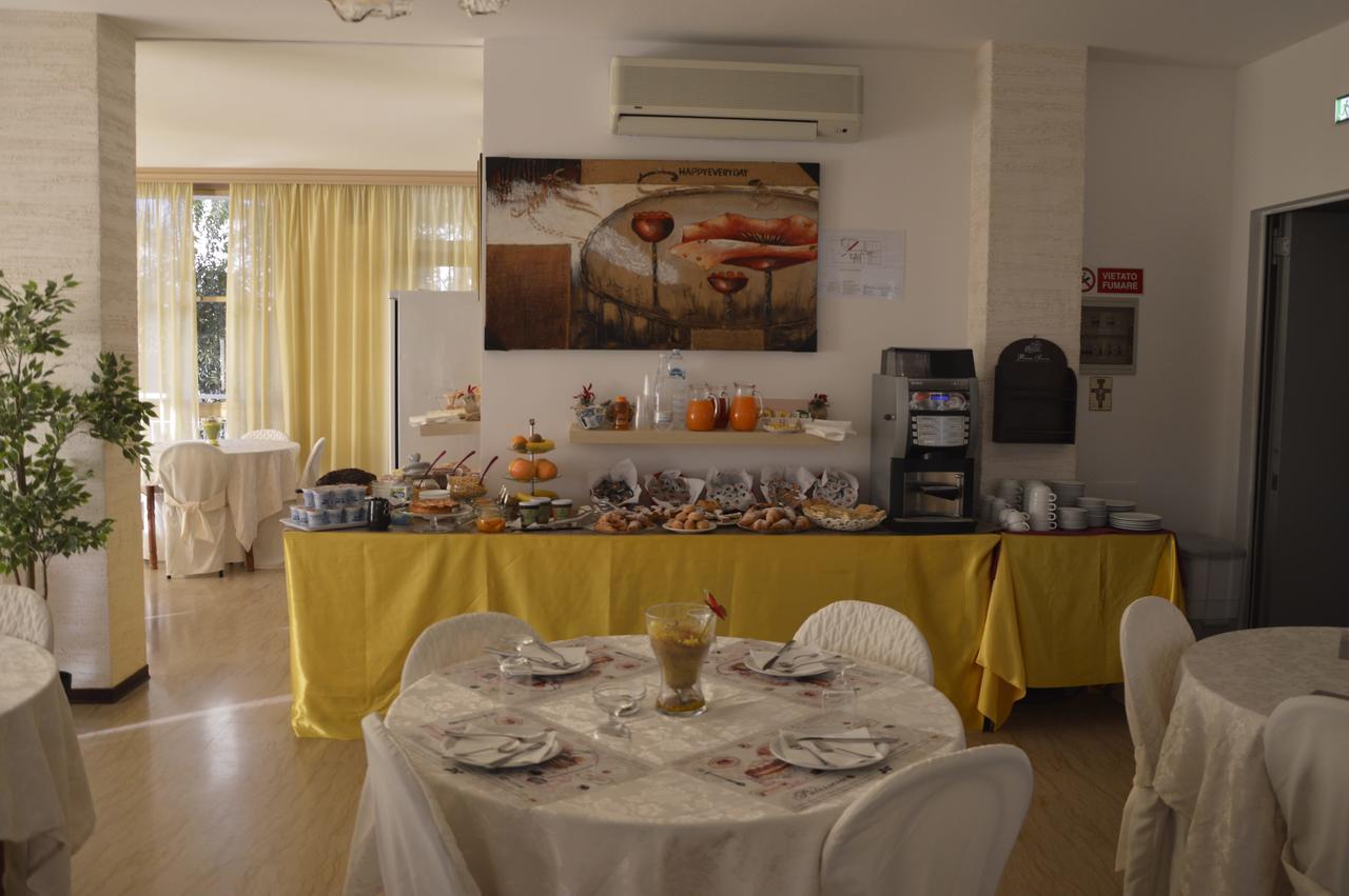 Hotel Fucsia Riccione Bagian luar foto