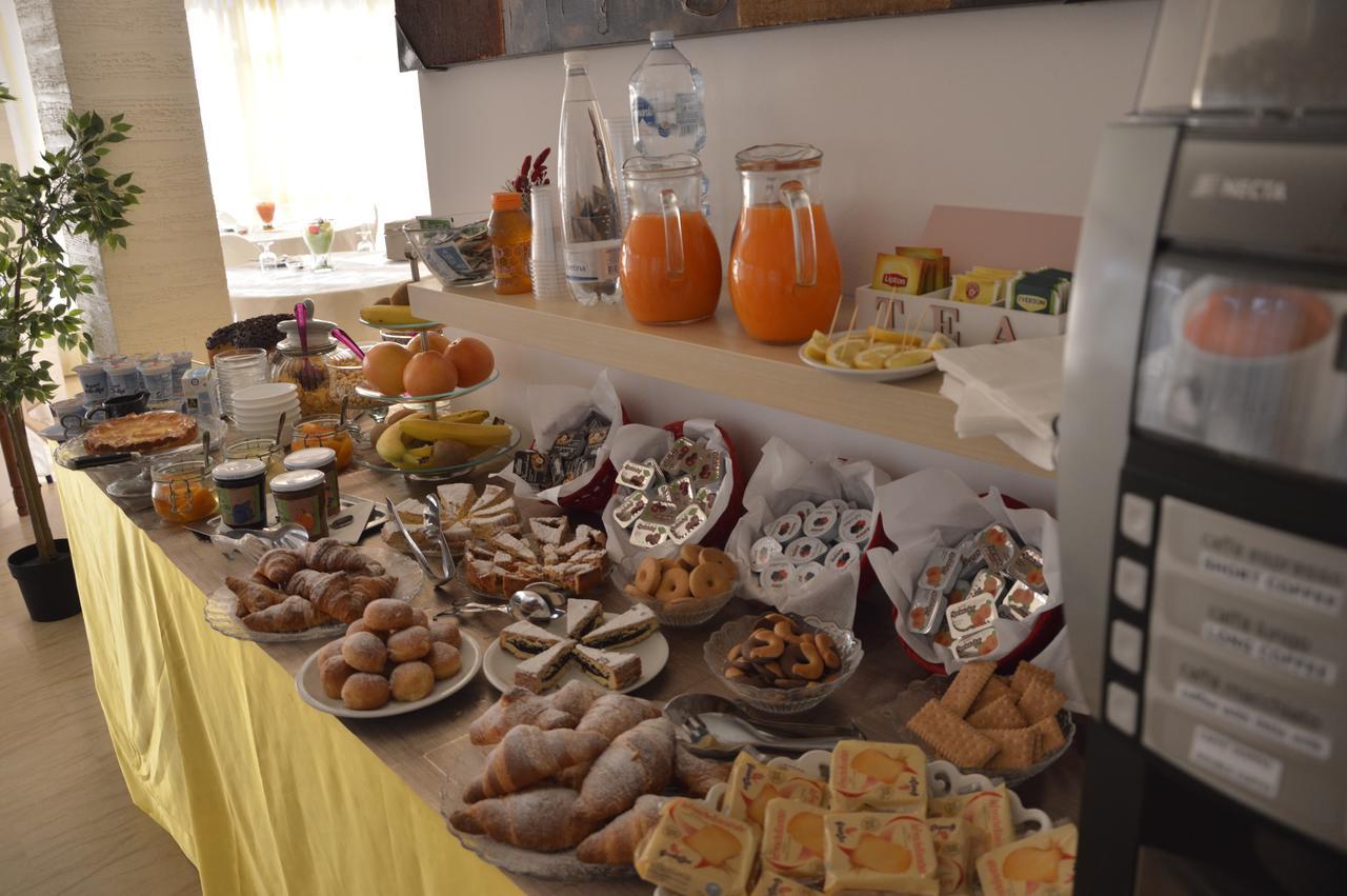 Hotel Fucsia Riccione Bagian luar foto