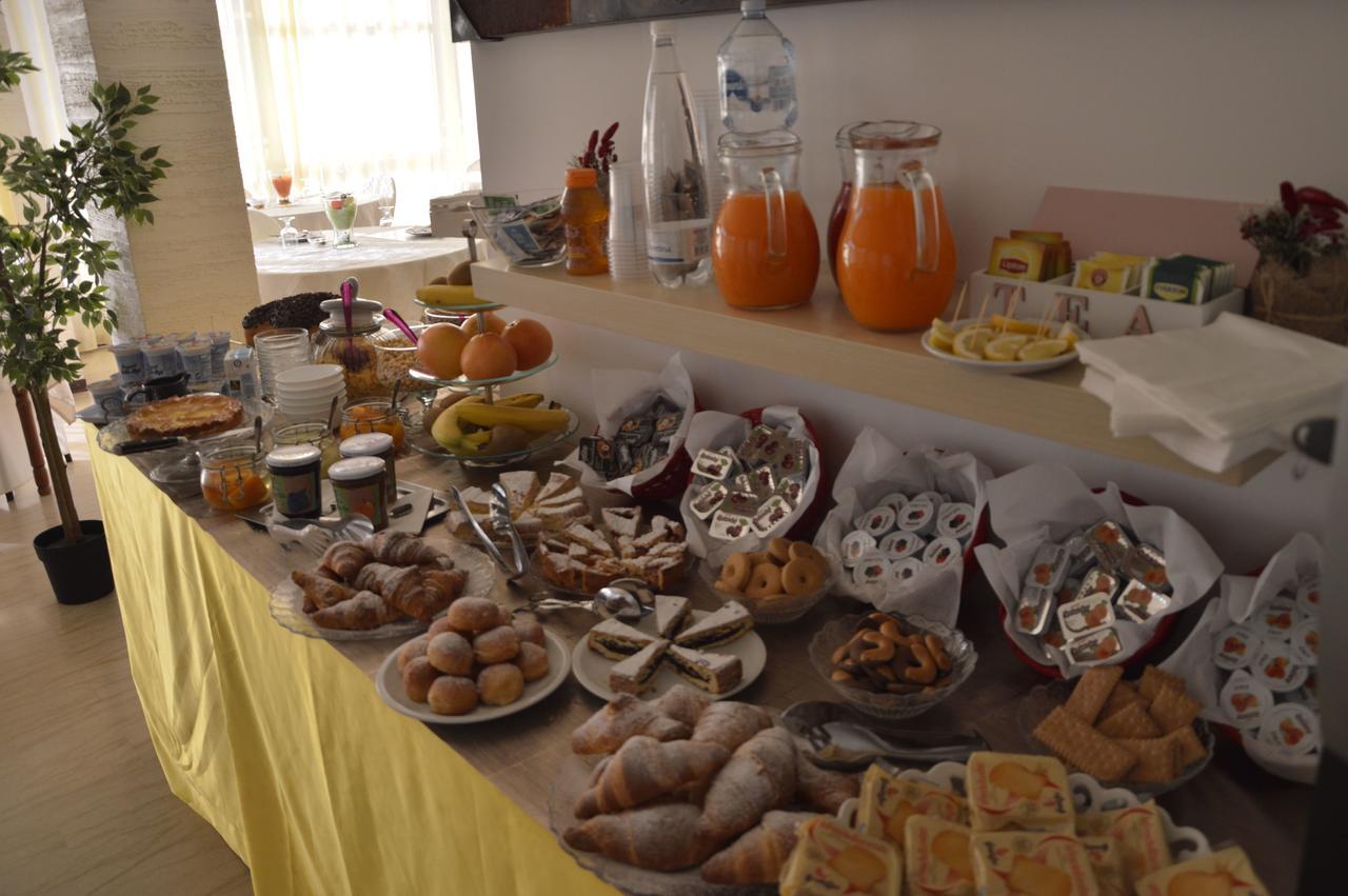 Hotel Fucsia Riccione Bagian luar foto