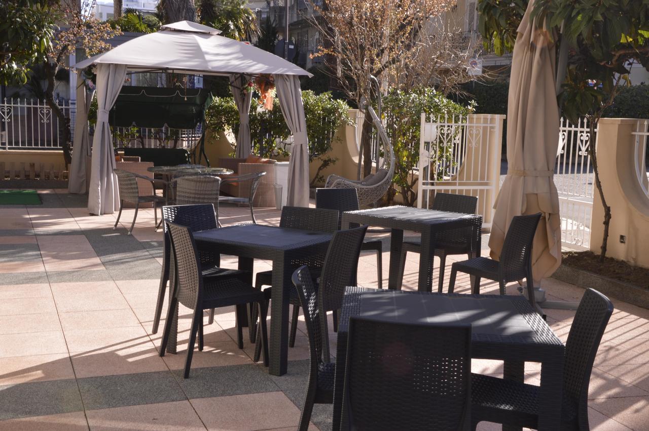 Hotel Fucsia Riccione Bagian luar foto