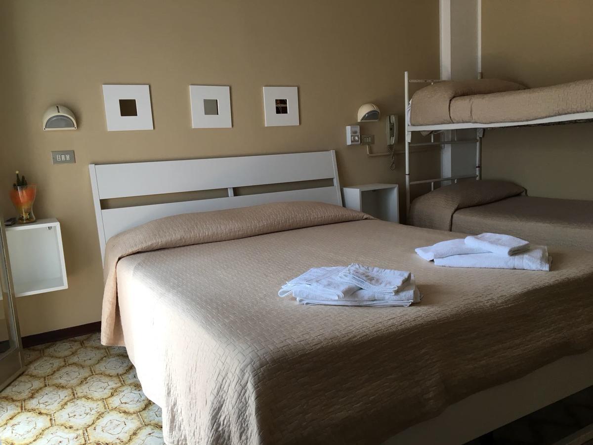 Hotel Fucsia Riccione Bagian luar foto