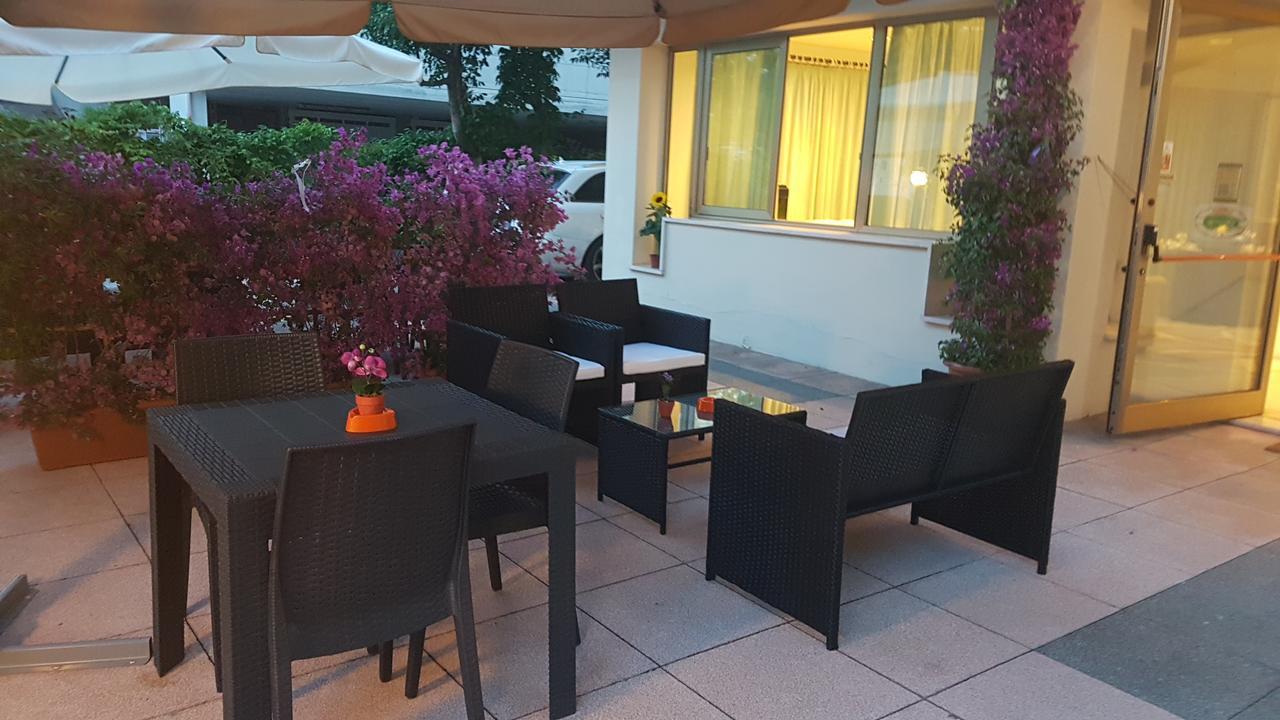 Hotel Fucsia Riccione Bagian luar foto