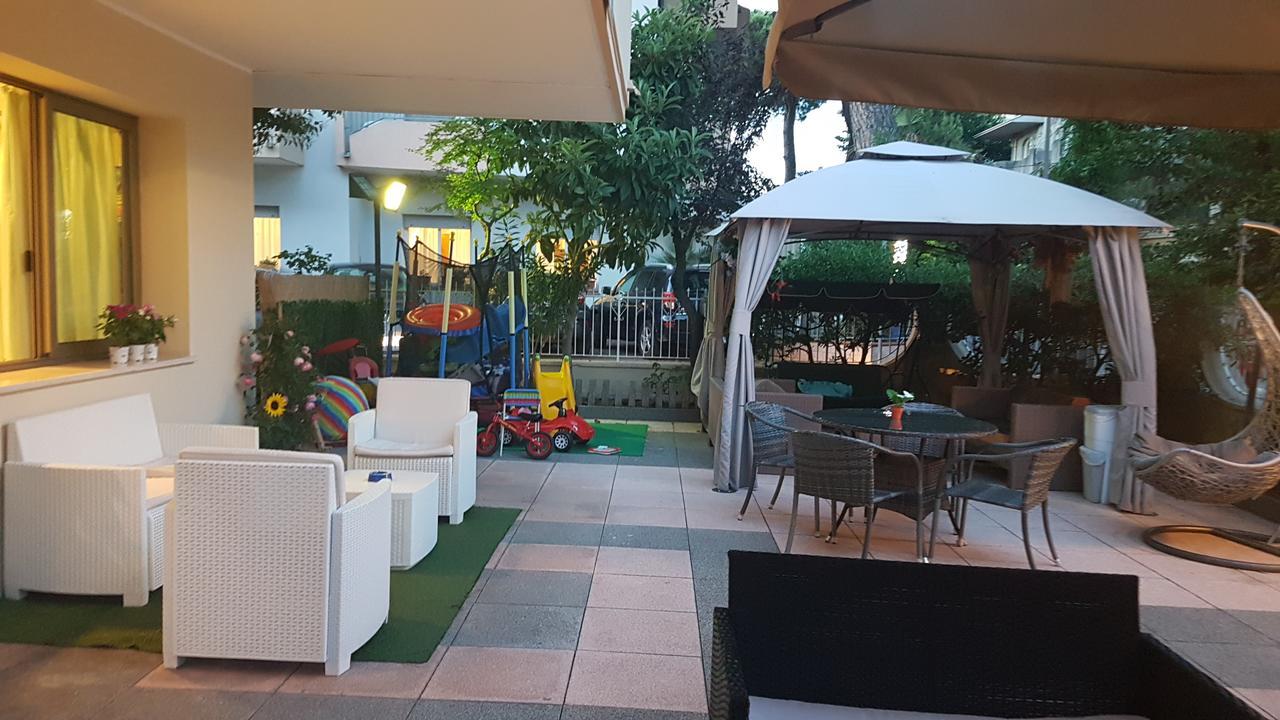 Hotel Fucsia Riccione Bagian luar foto