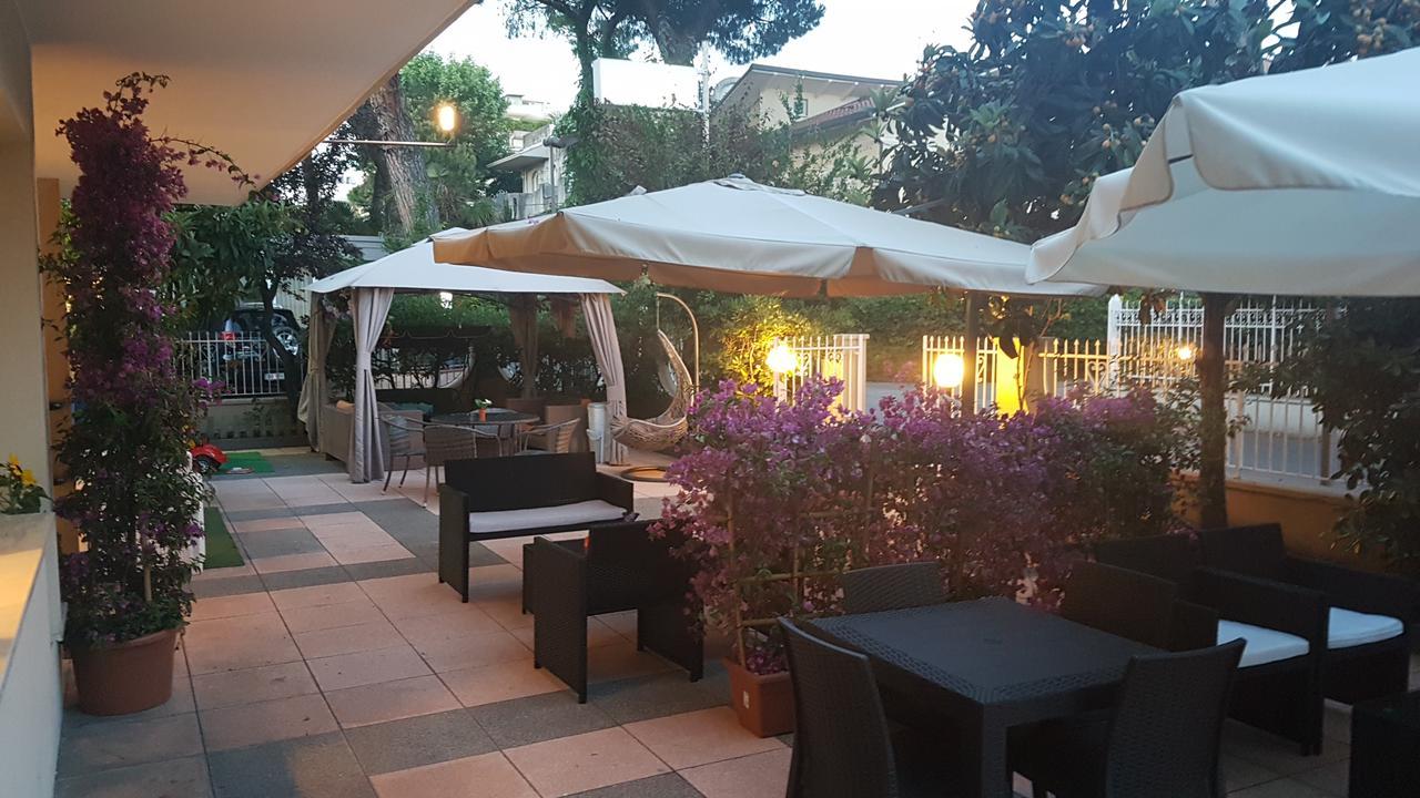 Hotel Fucsia Riccione Bagian luar foto