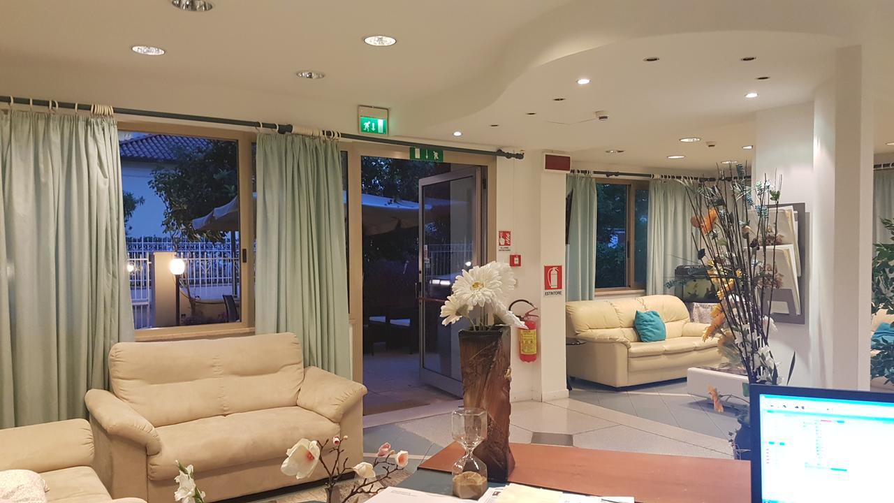 Hotel Fucsia Riccione Bagian luar foto