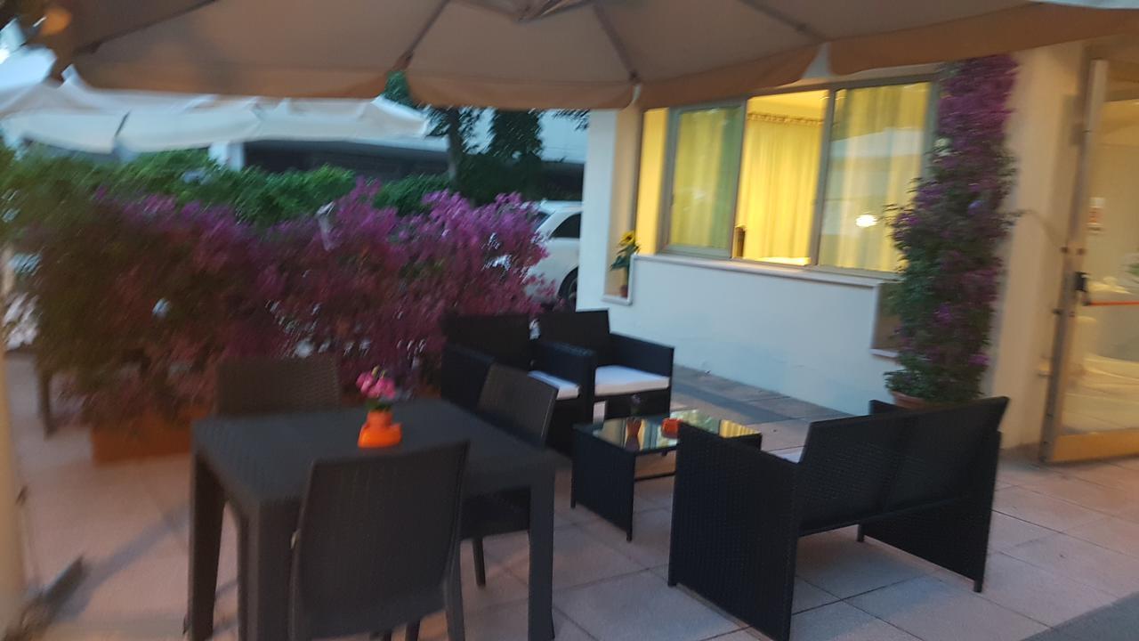 Hotel Fucsia Riccione Bagian luar foto