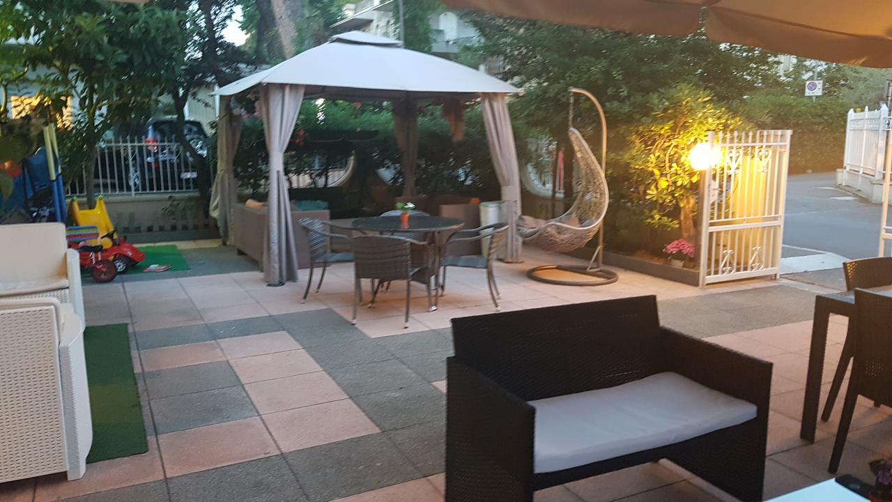 Hotel Fucsia Riccione Bagian luar foto