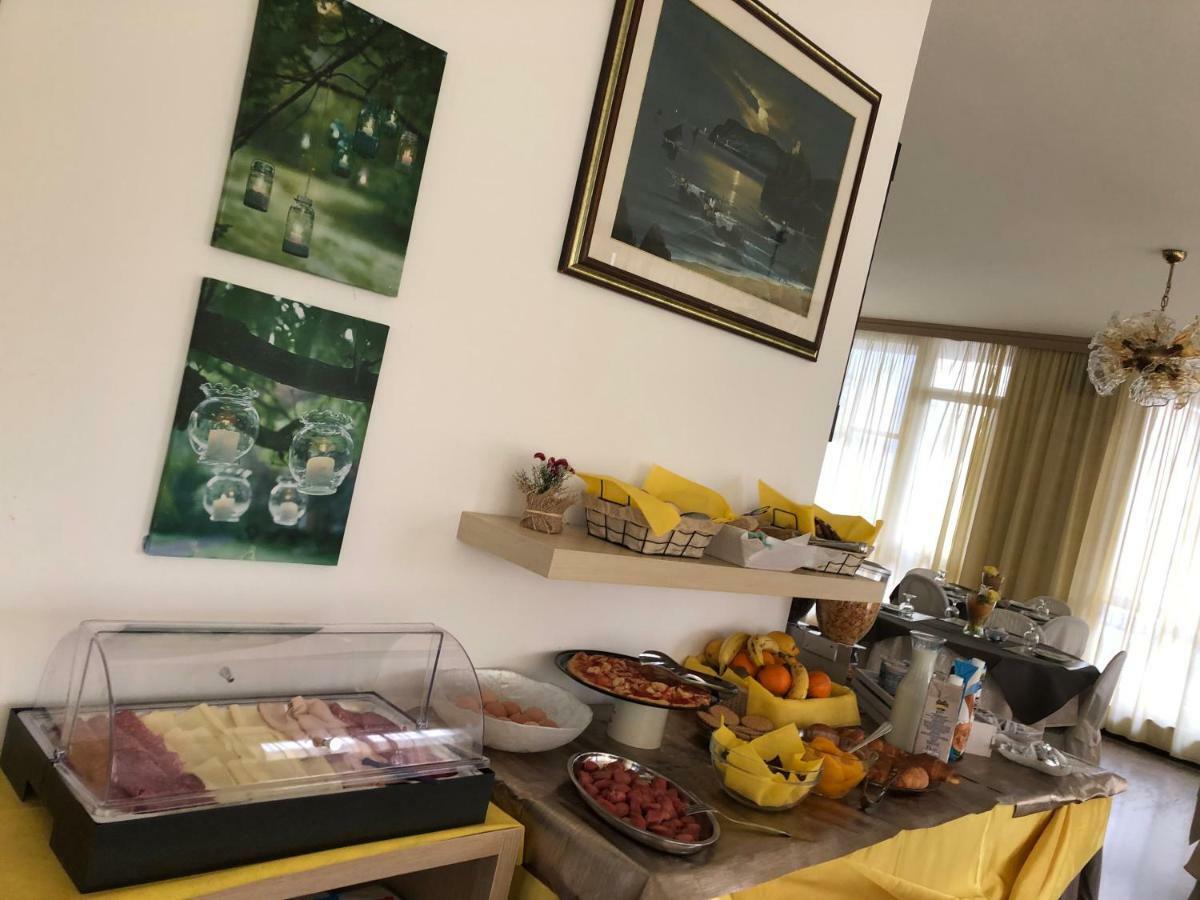 Hotel Fucsia Riccione Bagian luar foto