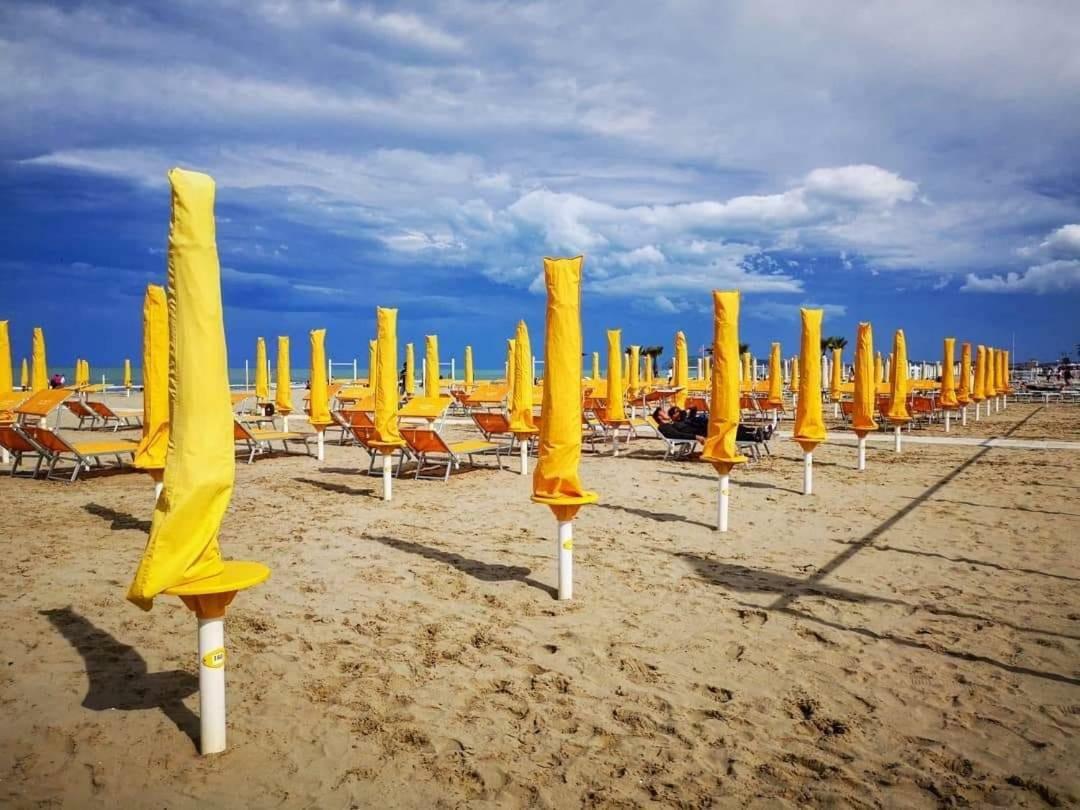 Hotel Fucsia Riccione Bagian luar foto