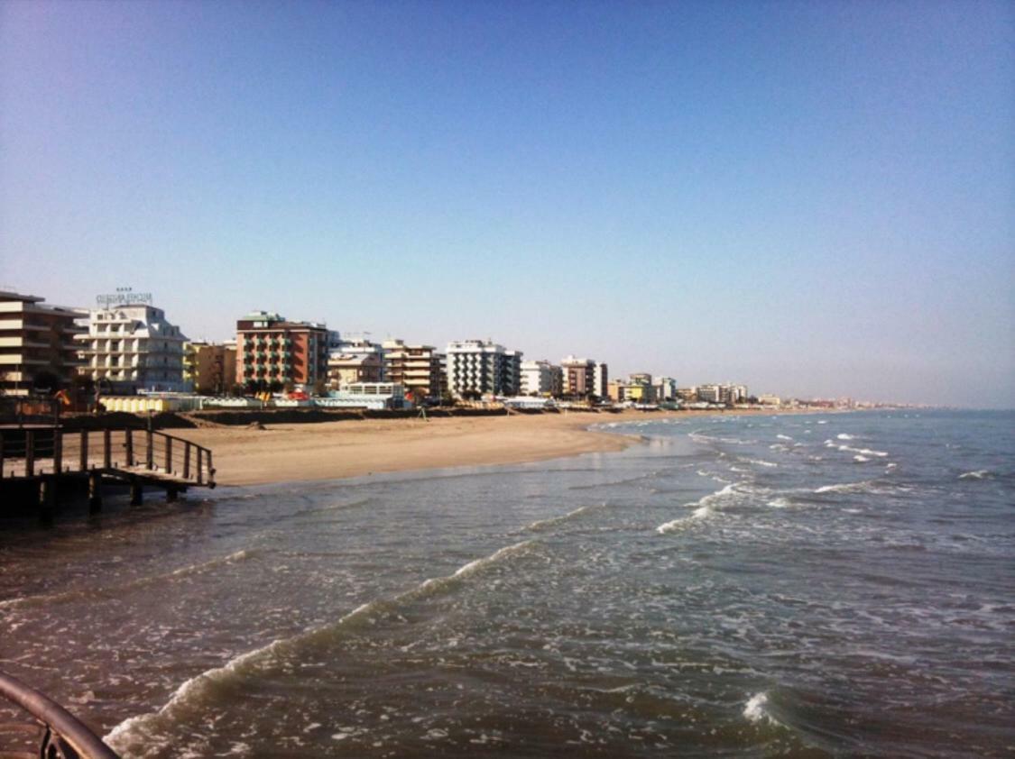 Hotel Fucsia Riccione Bagian luar foto