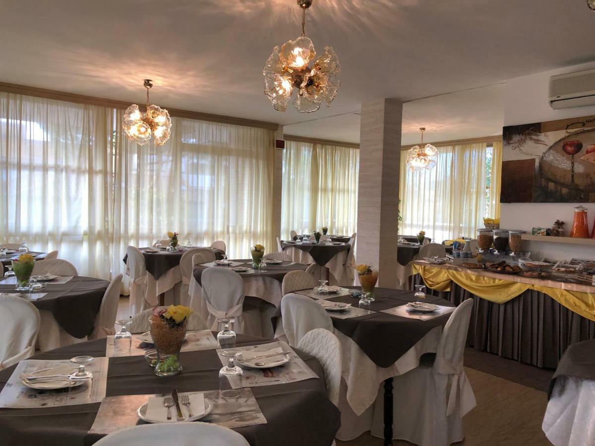 Hotel Fucsia Riccione Bagian luar foto