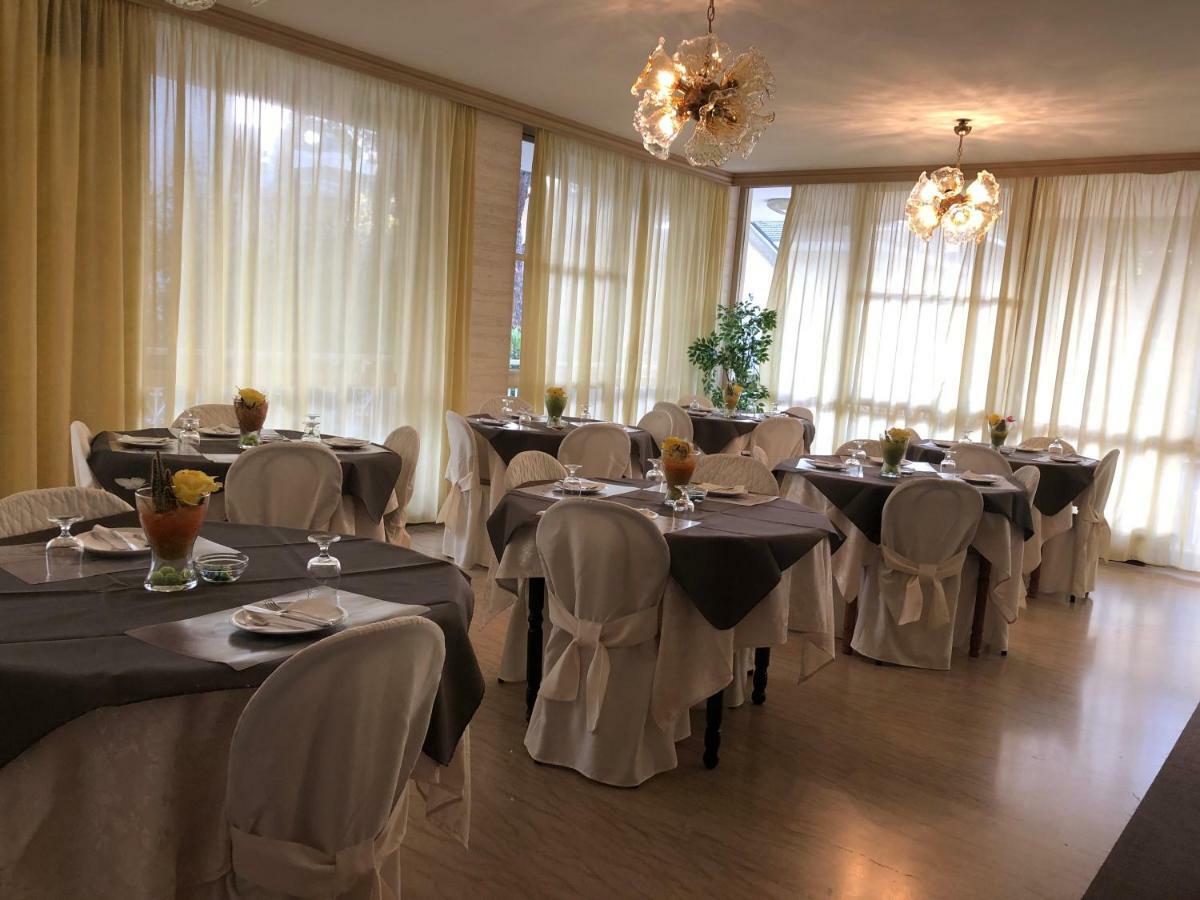 Hotel Fucsia Riccione Bagian luar foto